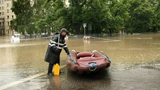 Zaplavené Elsnicovo námstí v praské Libni. (3. ervna 2013)