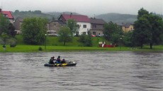 POSLEDNÍ SNÍMEK P�ED TRAGÉDIÍ. T�i vodáci plují na nafukovacím �lunu po