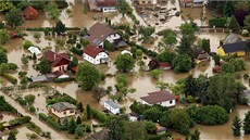 Domy v �erno�icích zaplavila voda z rozvodn�né Berounky. (4. �ervna 2013)