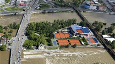 Zaplavený pražský ostrov Štvanice s tenisovými kurty. (4. června 2013)