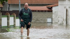 V Hoín u Mlníka petekla protipovodová hráz, voda v obci rychle stoupá. (4.