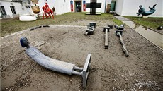 Sochy na nádvo�í pra�ského Musea Kampa le�í v blát� poté, co opadla povode�....