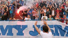 POSLEDNÍ KOLEKO. Po utkání Marek Jankulovski obhl stadion a s diváky se...