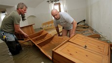 Stanislav Ullman (vpravo) ve stedu poprvé vstoupil do domu v Putimi, který