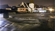 Rozvodnná Vltava v centru eského Krumlova v nedli v noci