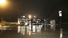 Hasi�i v B�lokách sledují Zákolanský potok, který v obci zatopil n�kolik dom�