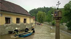 Rozlitá Lunice pekonala protipovodovou zábranu v Bechyni na Táborsku. (2.