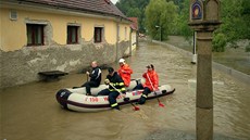 Hasii se plaví ulicemi v Bechyni na Táborsku. (2. ervna 2013)