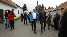 Zatopené Zálezlice na M�lnicku. Do obce v úterý p�ijel i Petr Ne�as.