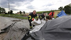 Hasi�i v Terezín� p�ipravují pytle s pískem.