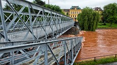 Lávku v ulici Komenského v Jarom��i strhlo Labe. (3. 6. 2013)