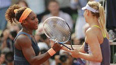 GRATULACE. Maria �arapovová gratuluje Seren� Williamsové k triumfu na Roland...