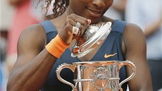 COPAK TAM JE? Serena Williamsová kontroluje, jestli nco skrývá vítzná trofej...