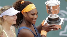 S TROFEJÍ. Serena Williamsová pózuje s vítznou trofejí. Úsmv nakonec...