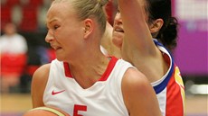 BOJ. Michaela Zrstová s míem v utkání eských basketbalistek s Ruskem.