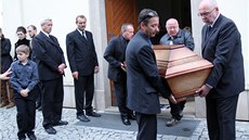 S vyvra�d�nou rodinou se rozlou�ily v kostele v �e�kovicích stovky lidí (1.