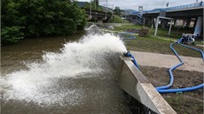 Hasii oderpávají vodu ze silnice, aby bylo moné najet na most (6. ervna