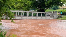 Labské náb�e�í ve Dvo�e Králové t�sn� p�ed p�elitím.