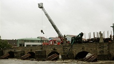 Rozvodn�ná Otava v Písku. Hasi�i za pomoci techniky museli vytahovat knemy