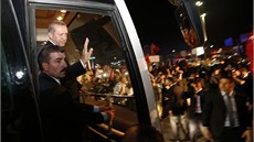 Turecký premiér Recep Tayyip Erdogan zdraví své píznivce na istanbulském...