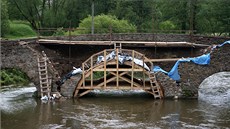 Práce na opravě historického mostu v Ronově nad Sázavou se zastavily.