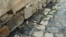 Brnnskou ulicí v Jihlav se vloni íil zápach. Splaky ze staré kanalizace tam tekly mezi dlaebními kostkami.