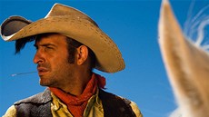 Jean Dujardin ve filmu Rychlej�í ne� vlastní stín
