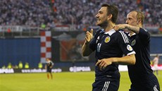 ASTNÝ STELEC. Skotský fotbalista Robert Snodgrass (vlevo) oslavuje gól,