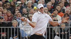 FORHEND. Americký tenista John Isner ve druhém kole Roland Garros. 