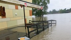 Pivo si te na zahrádce restaurace Lodnice u trojského kanálu vodních...