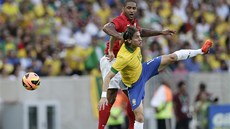 Brazilec Filipe Luis (dole) v souboji s Angličanem Glenem Johnsonem. 