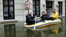 Starosta H�enska Jan Havel (uprost�ed) za�ívá povodn� v nejní�e polo�ené �eské...