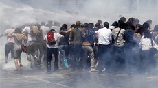 Na hlavní námstí Taksim v Istanbulu pilo v sobotu demonstrovat asi pt tisíc...