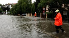 Rozvodn�ný Boti� zatopil ulici K Horkám v pra�ské Hostiva�i.
