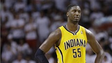 Roy Hibbert z Indiany sleduje vývoj duelu s Miami.