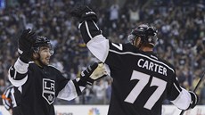 Sláva Vojnov a Jeff Carter z Los Angeles se radují z gólu prvního jmenovaného,