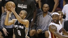 Tony Parker ze San Antonia se �t�stím obelstil miamskou hv�zdu LeBrona Jamese a