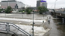 Rozvodn�ná Vltava zalila u� celé zdymadlo na �tvanici v Praze. (4. �ervna 2013)