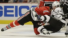 SÍLA. Obránce Chicaga Michal Rozsíval (vlevo) odtlauje z brankovit Colina