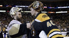 BYL JSI LEPÍ? Slavný Sidney Crosby (vlevo) gratuluje Raskovi k postupu do finále Stanley Cupu.