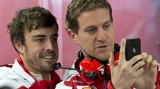 OBRÁZEK NA PAMÁTKU. panlský pilot Fernando Alonso se fotí spolen s éfem