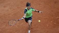panlský tenista David Ferrer válí ve finále Roland Garros proti Rafaelu