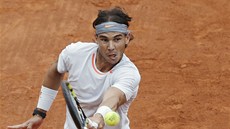 DOSÁHNU TAM. Rafael Nadal se bekhendem natahuje po míku, který na jeho stranu