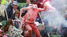 ZA DSTKÁ PRÁVA. Mu s dýmovnicí a nápisem na bie "dtská práva" peskoil...