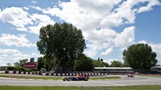 SLUNÍČKO. Německý pilot Sebastian Vettel vyrazil za slunečného počasí do závodu