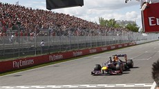 CÍL. Nmecký pilot Sebastian Vettel projídí cílem Velké ceny Kanady v
