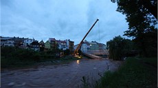 Práce na odstraování ástí ponieného mostu se protáhly a do veera.