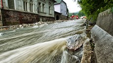 Voda se valí Svobodou nad Úpou po silnici od Janských Lázní, nedařilo se dostat...
