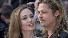 Angelina Jolie a Brad Pitt na premié�e filmu Sv�tová válka Z (Londýn, 2. �ervna...