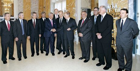 Vladimir Putin si na snímku z roku 2005 pi setkání s Robertem Kraftem.